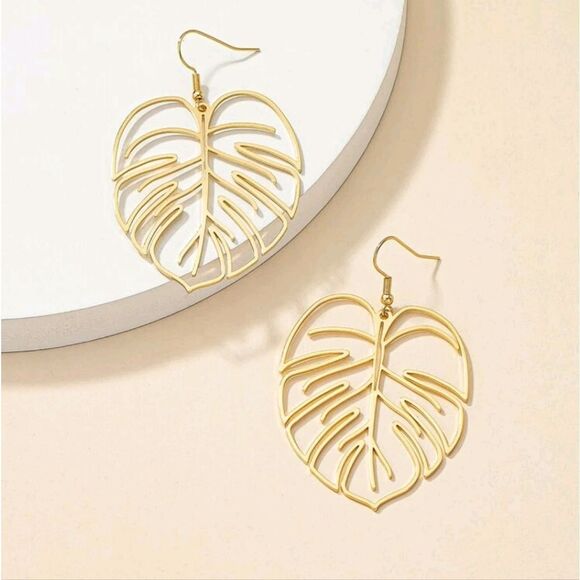5/$25 Gold Color Leaf Earrings. Leaf Statement Earrings - Picture 3 of 7